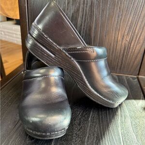Dansko Professional Black Leather Slip-On Clogs Size Size 40